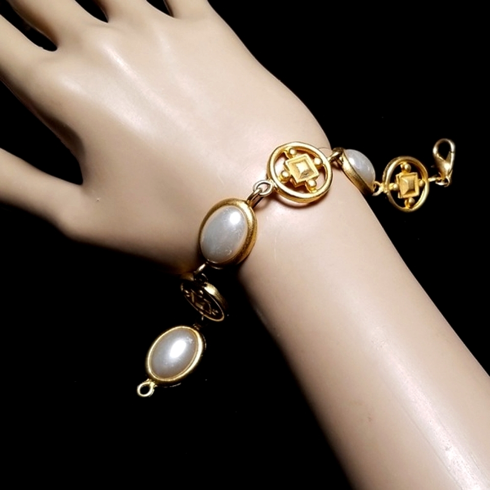 Vintage Mid Century Faux Pearl Brushed Goldtone Metal Lobster Clasp Bracelet - Picture 2 of 12